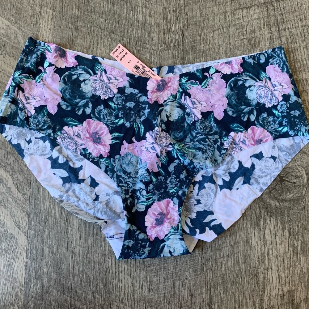 ✨ NWT Victoria’s Secret Floral & White Hip Huggers Underwear ✨